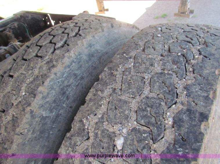 image for item E8142 1995 Volvo White GMC WCA semi truck