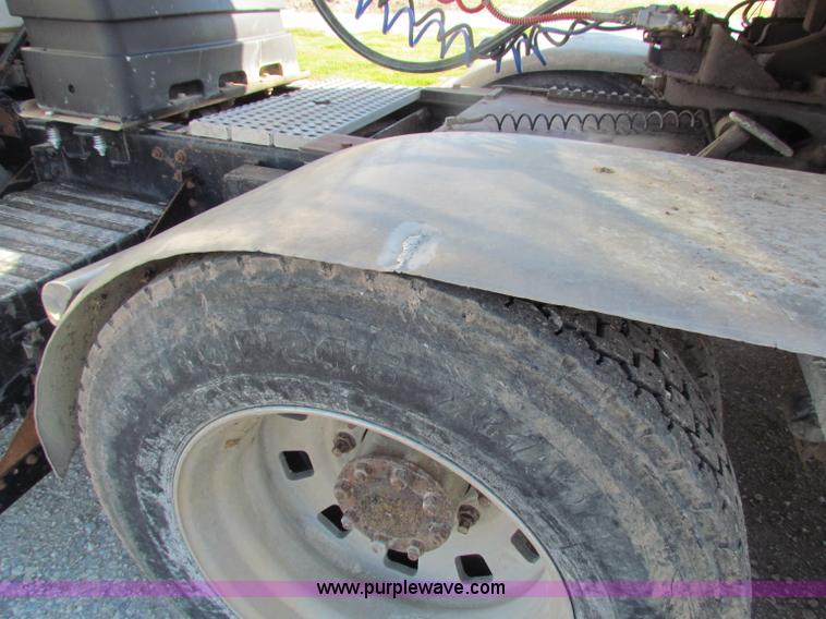 image for item E8142 1995 Volvo White GMC WCA semi truck