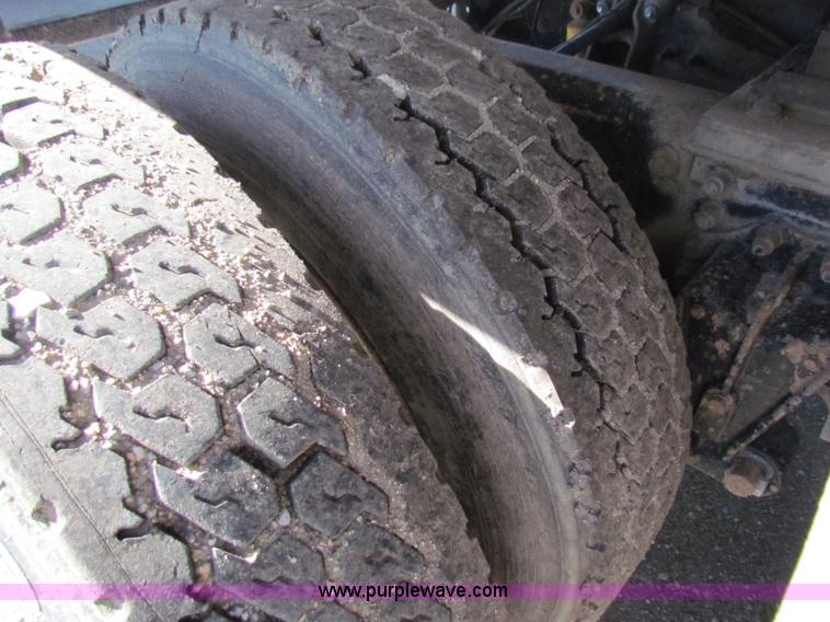 image for item E8142 1995 Volvo White GMC WCA semi truck