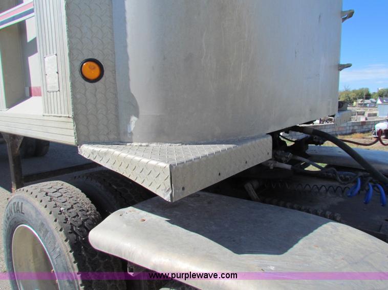 image for item E8143 1994 Travis T-102 end dump trailer