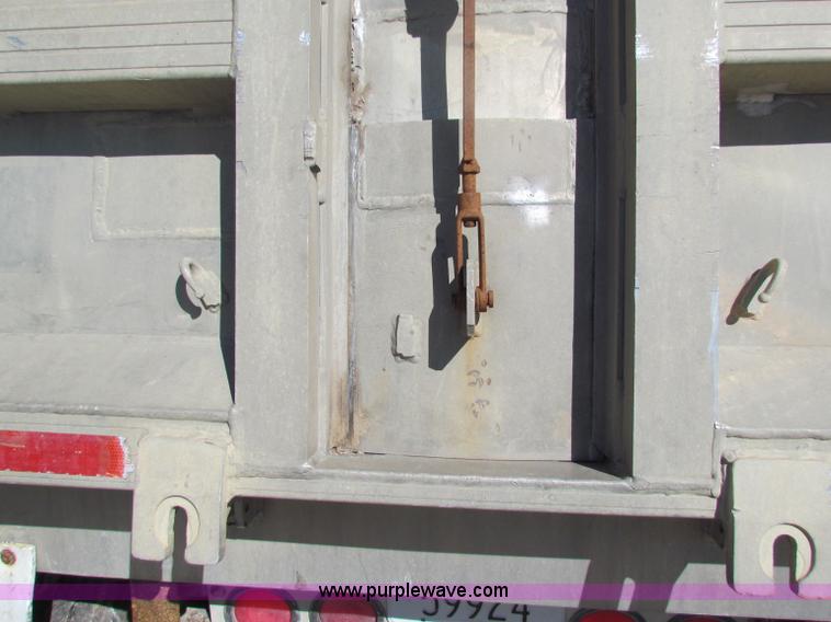 image for item E8143 1994 Travis T-102 end dump trailer