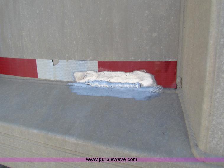 image for item E8143 1994 Travis T-102 end dump trailer