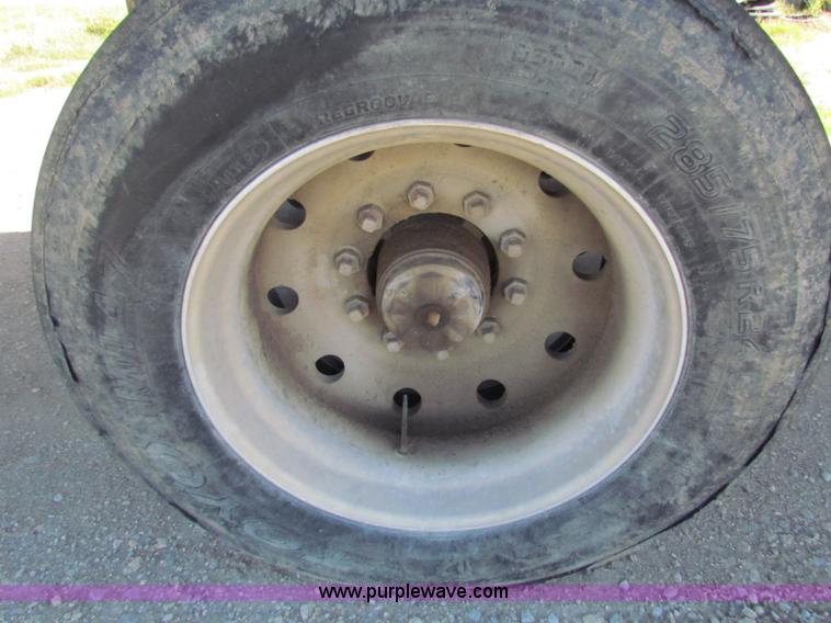 image for item E8143 1994 Travis T-102 end dump trailer