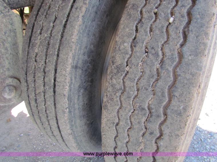 image for item E8143 1994 Travis T-102 end dump trailer