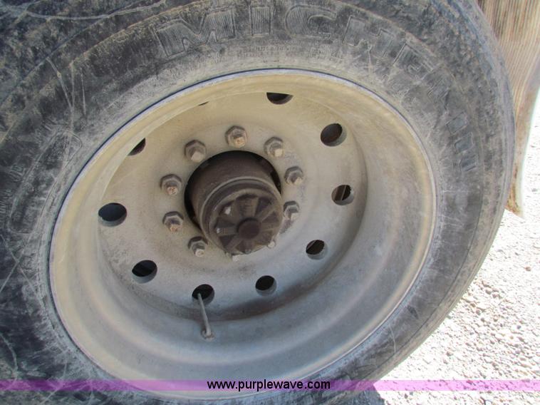 image for item E8143 1994 Travis T-102 end dump trailer