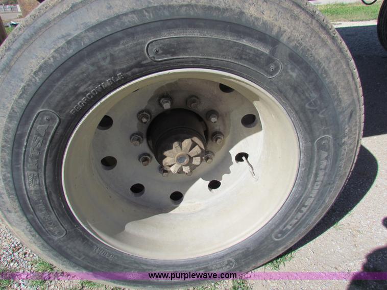 image for item E8143 1994 Travis T-102 end dump trailer