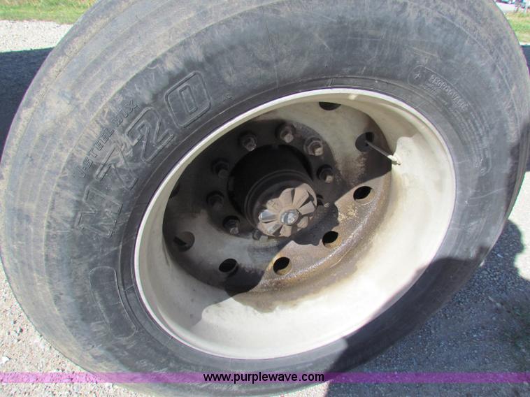 image for item E8143 1994 Travis T-102 end dump trailer