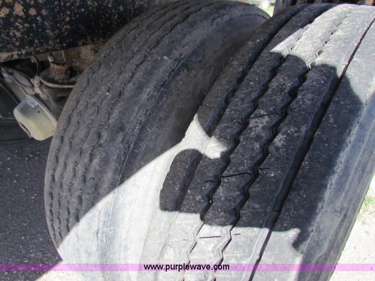 image for item E8143 1994 Travis T-102 end dump trailer