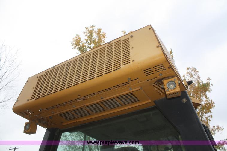 image for item F2520 2005 John Deere 450J LGP dozer