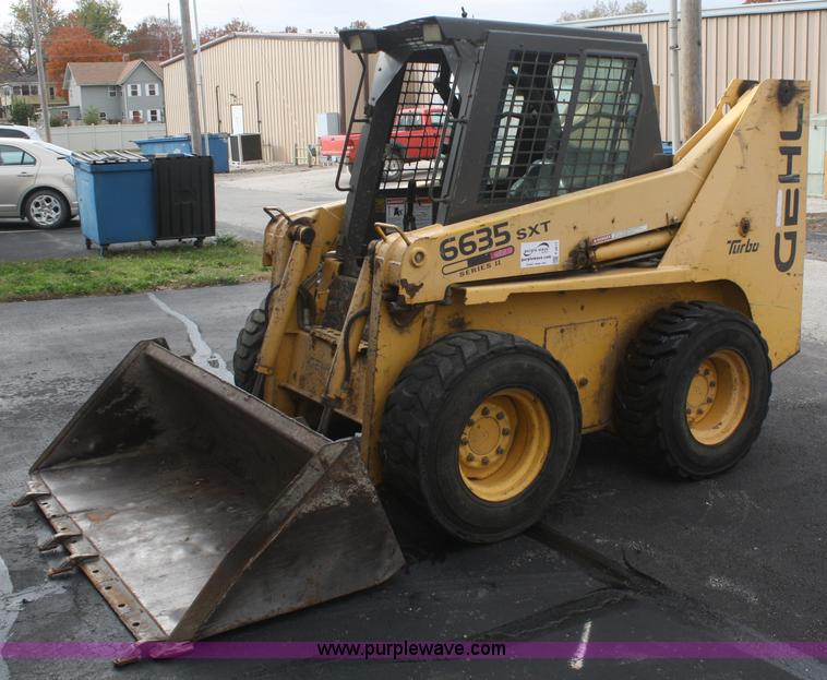 image for item F2611 2001 Gehl 6635SXT II skid steer