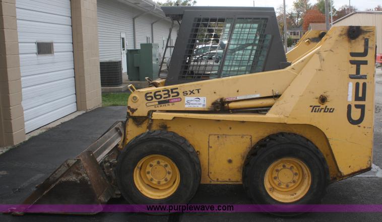 image for item F2611 2001 Gehl 6635SXT II skid steer