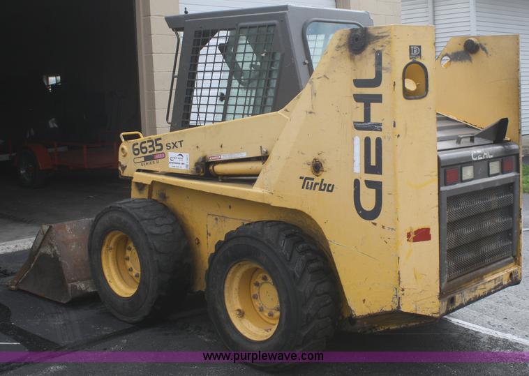 image for item F2611 2001 Gehl 6635SXT II skid steer