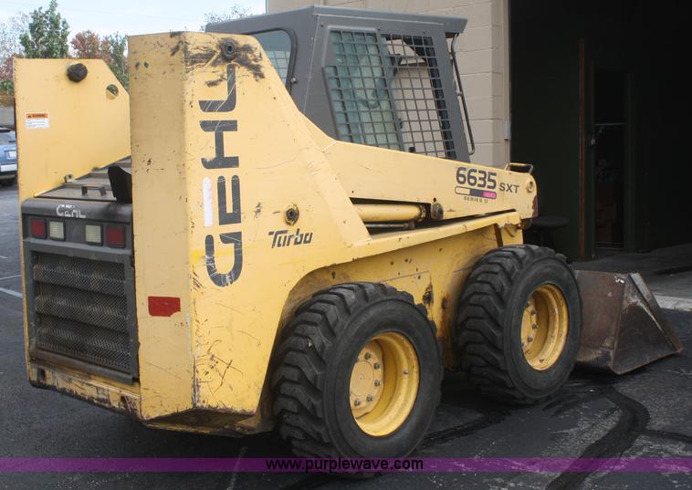 image for item F2611 2001 Gehl 6635SXT II skid steer