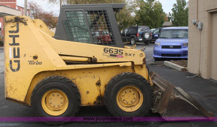 image for item F2611 2001 Gehl 6635SXT II skid steer