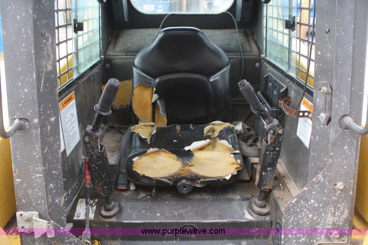 image for item F2611 2001 Gehl 6635SXT II skid steer