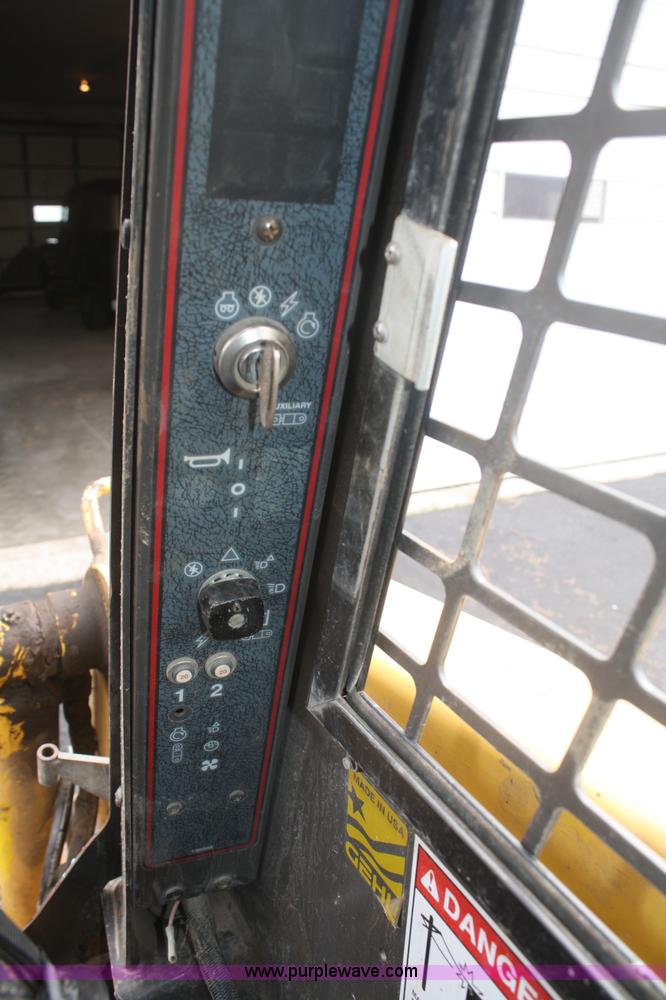 image for item F2611 2001 Gehl 6635SXT II skid steer