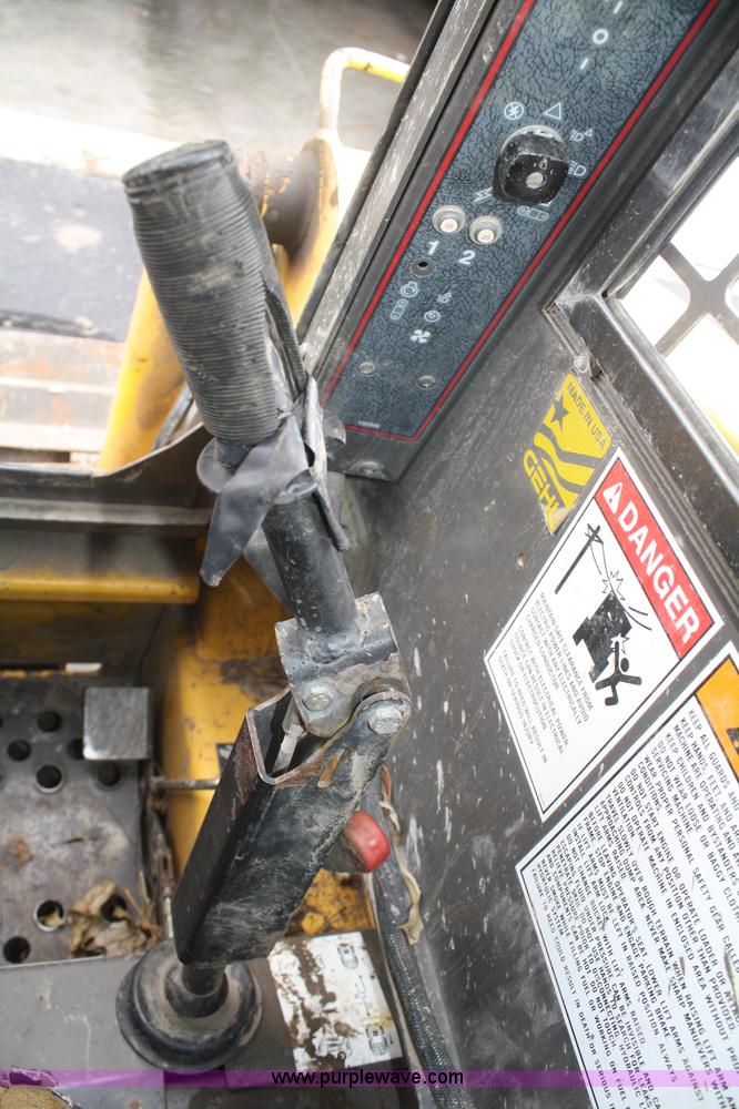 image for item F2611 2001 Gehl 6635SXT II skid steer