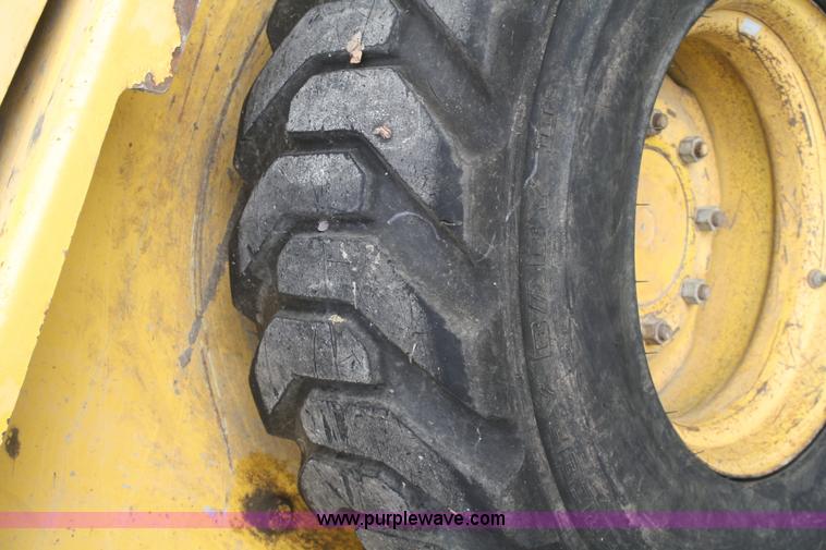 image for item F2611 2001 Gehl 6635SXT II skid steer