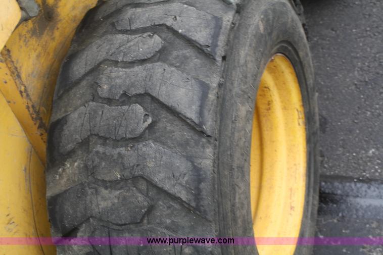 image for item F2611 2001 Gehl 6635SXT II skid steer