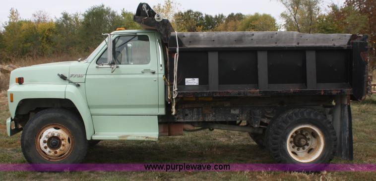 image for item F2636 1991 Ford F700 dump truck