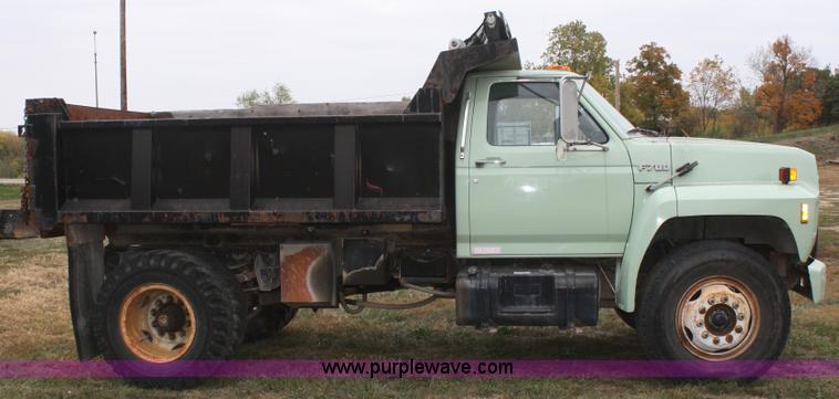 image for item F2636 1991 Ford F700 dump truck