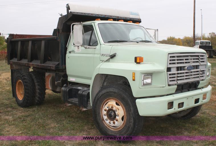 image for item F2636 1991 Ford F700 dump truck