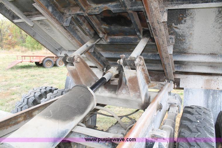 image for item F2636 1991 Ford F700 dump truck