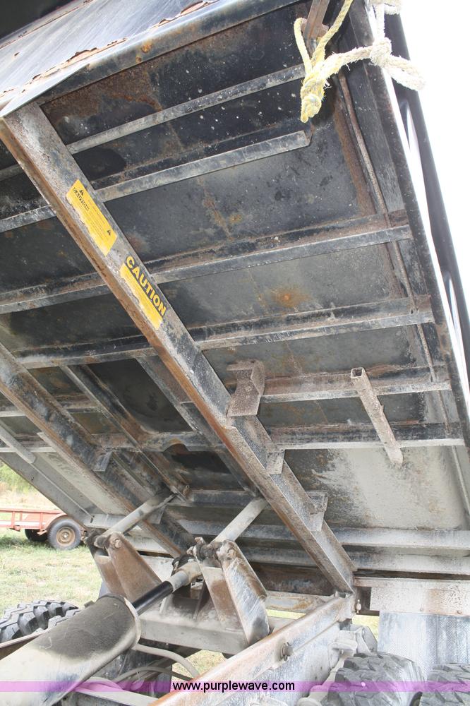 image for item F2636 1991 Ford F700 dump truck