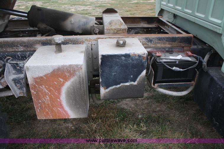 image for item F2636 1991 Ford F700 dump truck