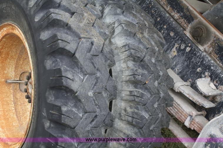 image for item F2636 1991 Ford F700 dump truck