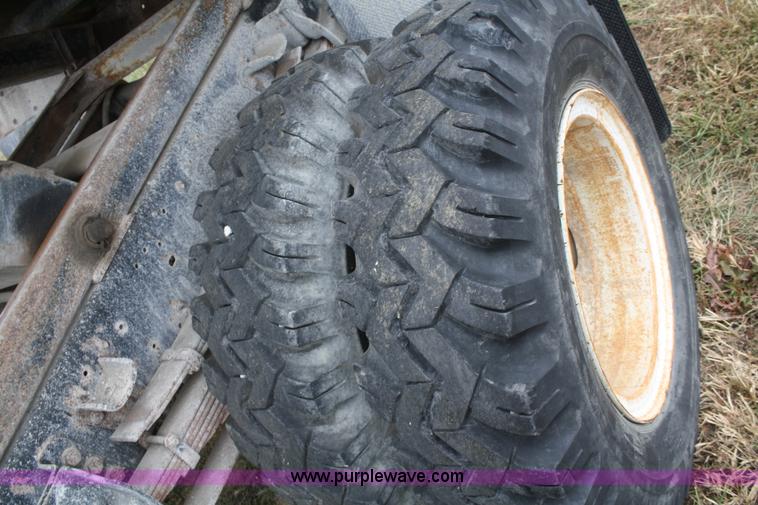 image for item F2636 1991 Ford F700 dump truck