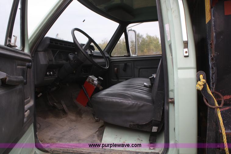 image for item F2636 1991 Ford F700 dump truck