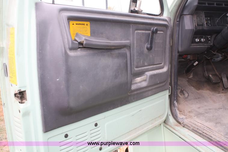 image for item F2636 1991 Ford F700 dump truck