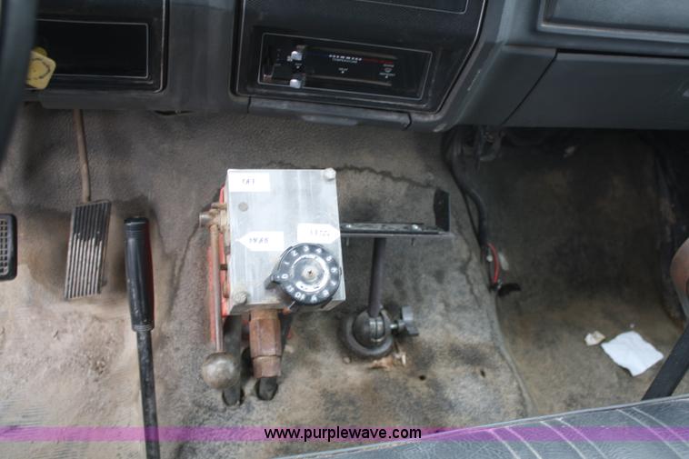 image for item F2636 1991 Ford F700 dump truck