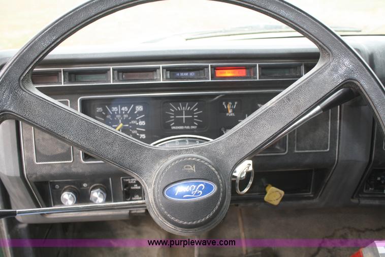 image for item F2636 1991 Ford F700 dump truck
