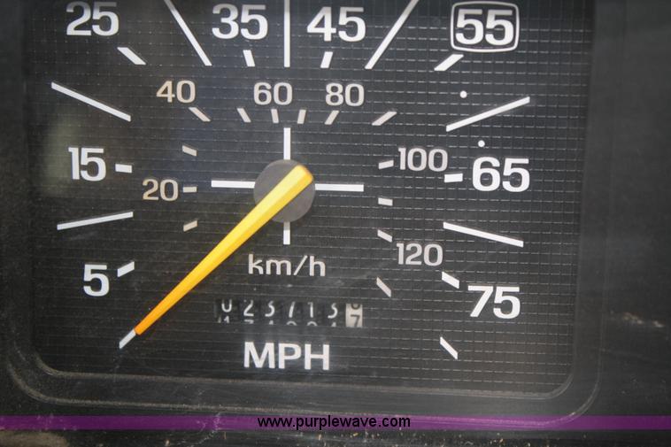 image for item F2636 1991 Ford F700 dump truck