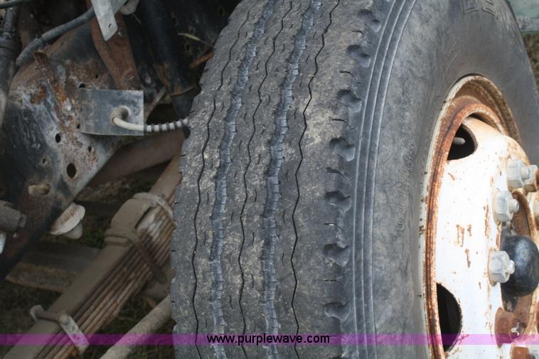 image for item F2636 1991 Ford F700 dump truck