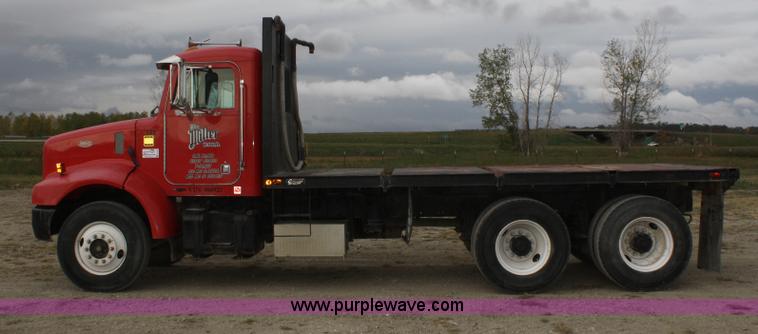 image for item F2643 1999 Peterbilt 330 flatbed semi truck