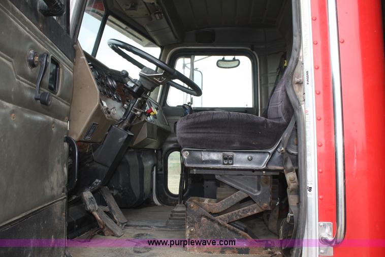 image for item F2643 1999 Peterbilt 330 flatbed semi truck