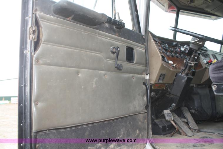 image for item F2643 1999 Peterbilt 330 flatbed semi truck