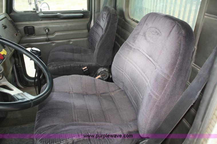 image for item F2643 1999 Peterbilt 330 flatbed semi truck