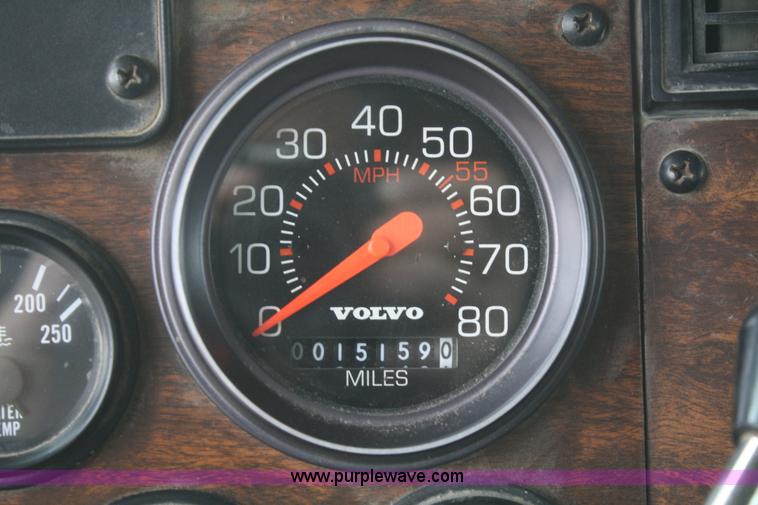 image for item F2643 1999 Peterbilt 330 flatbed semi truck