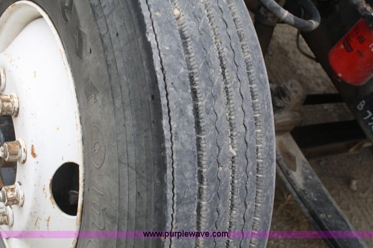 image for item F2643 1999 Peterbilt 330 flatbed semi truck