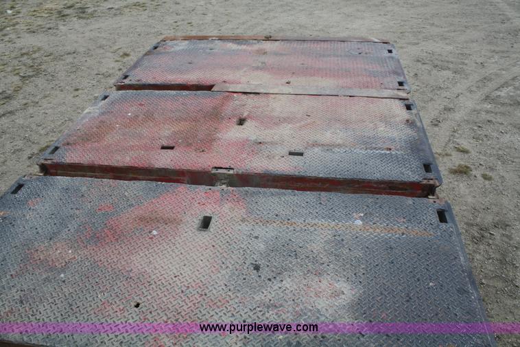 image for item F2643 1999 Peterbilt 330 flatbed semi truck