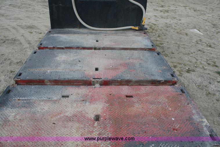 image for item F2643 1999 Peterbilt 330 flatbed semi truck