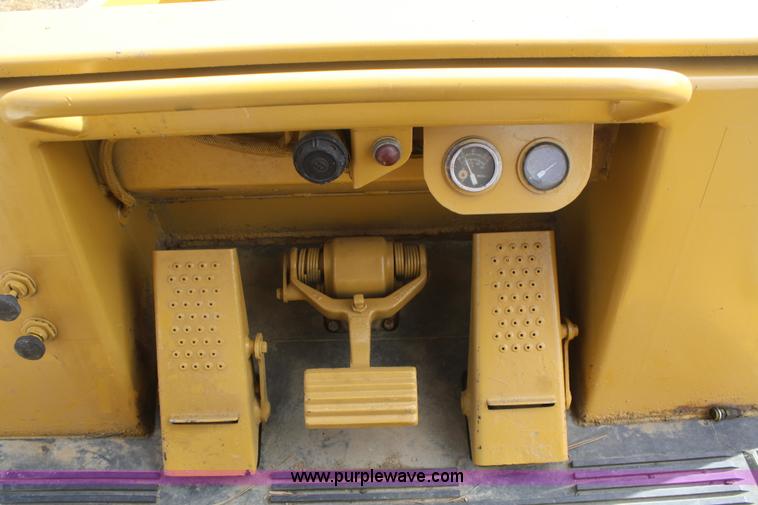 image for item F2675 1981 Caterpillar 943 LGP track loader