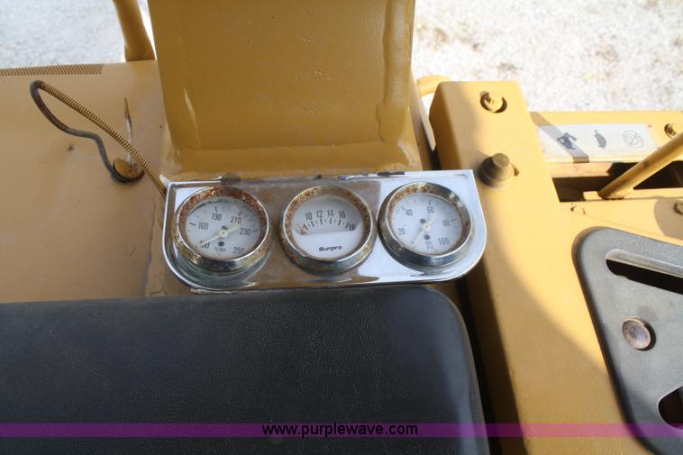image for item F2675 1981 Caterpillar 943 LGP track loader