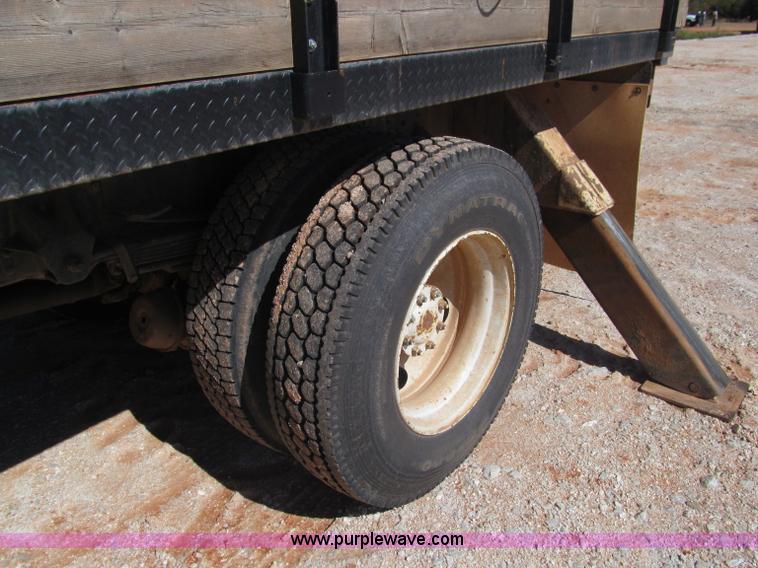 image for item F3053 2000 GMC C7500 digger derrick truck