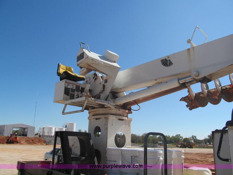 image for item F3053 2000 GMC C7500 digger derrick truck