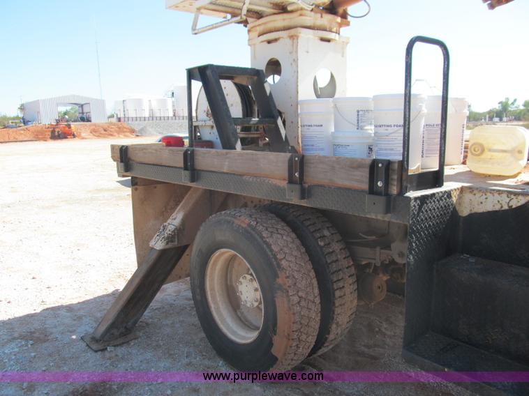 image for item F3053 2000 GMC C7500 digger derrick truck